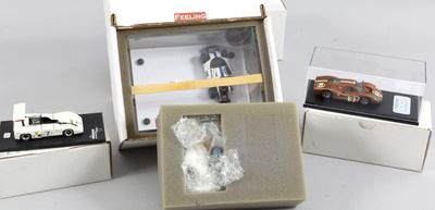 une boîte contenant un camion et une voiture miniatures