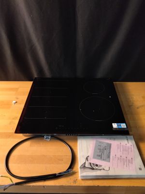 une photo d'une plaque de cuisson noire posée sur une table en bois