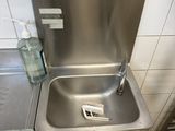 un lavabo et des toilettes dans une petite pièce