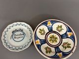 deux petites assiettes décorées, posées sur une table