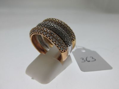 une photo d'une bague sertie de diamants noirs et blancs