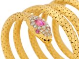 a close up of a snake ' s head on a gold snake ring