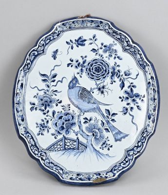 assiette bleue et blanche ornée d'un oiseau et de fleurs