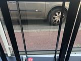 une voiture garée devant la fenêtre