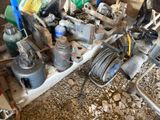 un grand nombre d'outils posés sur une table