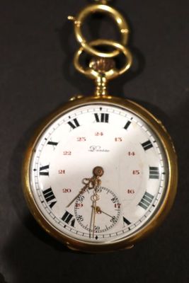 une montre de poche en or avec des chiffres romains