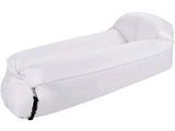 La chaise longue gonflable est blanche et comporte des sangles noires.