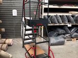 une photo d'un chariot à main équipé d'une échelle dans un entrepôt