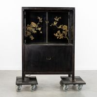Un meuble, une table basse et une table d'appoint chinois la… (photo 6)