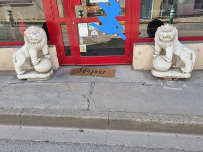 Paire de lions bouddhiques en albâtre (des accidents) H.