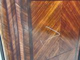 une armoire en bois avec un miroir sur la porte