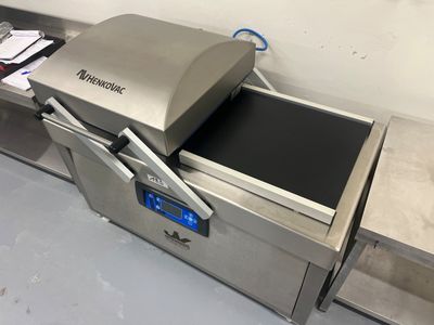 une machine posée sur le comptoir d'une cuisine