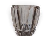 un vase en verre posé sur une surface blanche