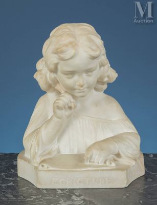statue en marbre représentant une jeune fille tenant un oiseau sur la main