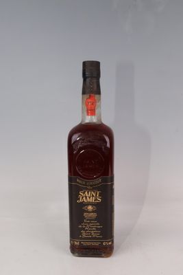 l'image d'une bouteille de whisky posée sur une surface blanche