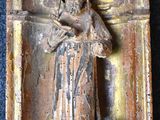 une image représentant une statue d'une femme tenant un chien dans ses bras