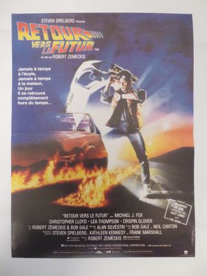 L'affiche du film « Retour vers le futur » est accrochée au mur.