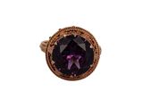 Gros plan sur une bague contenant une pierre violette