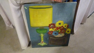 un tableau représentant un vase de fleurs posé sur une table, à côté d'une lampe