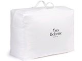 un sac blanc orné d'un logo, posé sur une surface blanche