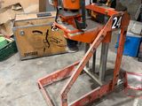 une machine posée sur un support dans un garage