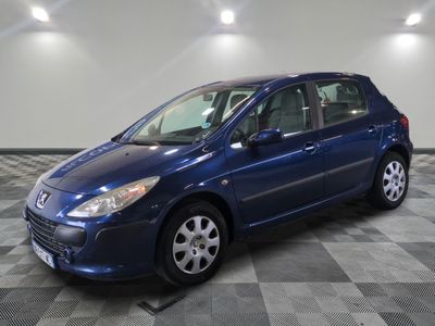 la voiture bleue est garée dans le garage sur le sol en damier