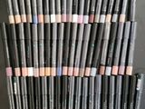 une pile de crayons de maquillage posée sur une table