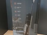 la boîte de l'aspirateur est ouverte sur la table