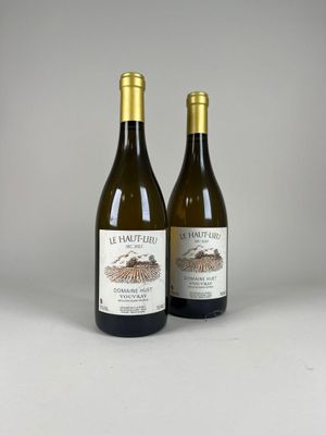 deux bouteilles de vin posées l'une à côté de l'autre sur une table