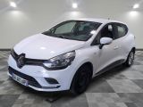 la voiture blanche est garée sur un sol en damier dans le garage
