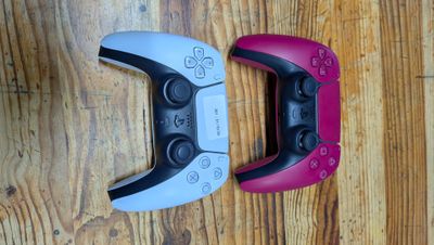 deux manettes Nintendo Wii posées côte à côte sur un parquet