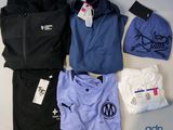 un tas de vêtements et un bonnet posés sur une table