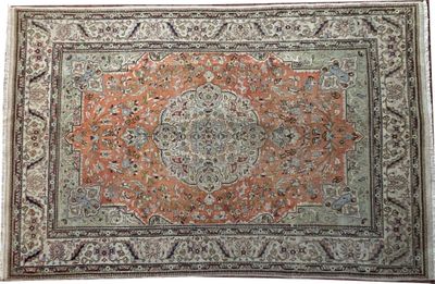 un vieux tapis orné d'un motif en médaillon