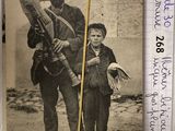 une vieille photo représentant un homme et un garçon tenant des armes à feu