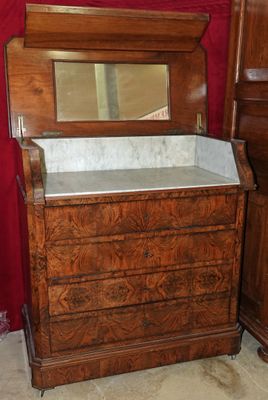 une commode surmontée d'un miroir dans une pièce