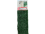 un gros plan sur un rouleau d'herbe verte sur fond blanc