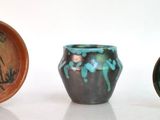 trois petits vases posés l'un à côté de l'autre sur une table