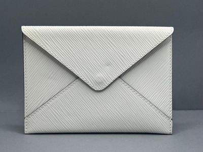 Une enveloppe blanche est posée sur une table.