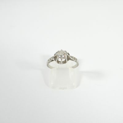 gros plan d'une bague en diamant sur une surface blanche