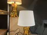 une lampe posée sur une table dans une pièce