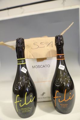 des bouteilles de Fili Moscato posées sur un comptoir, à côté d'une boîte en carton