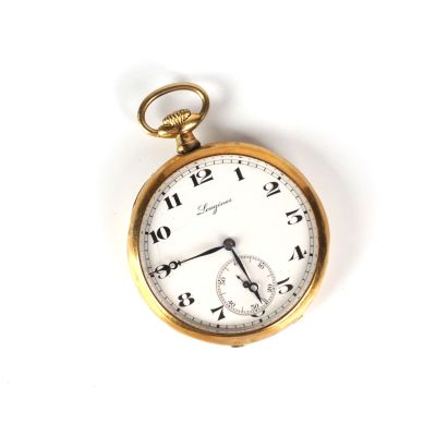 gros plan d'une montre de poche en or sur une surface blanche