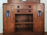 une armoire en bois surmontée d'un miroir