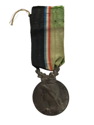 médaille avec un ruban autour du col, sur fond blanc