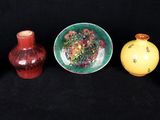 cinq vases différents et un bol sur fond noir