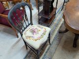 plusieurs chaises et une table dans une pièce dont le sol est recouvert d'un tapis