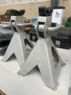 deux morceaux de métal posés sur une table
