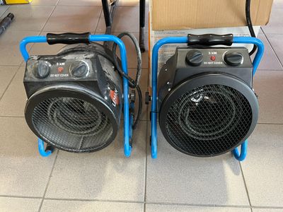 two speakers that are sitting on the floor next to each other