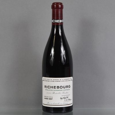 une bouteille de vin posée sur une table