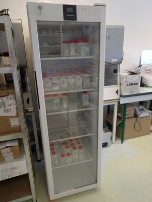 un réfrigérateur placé au milieu d'une pièce